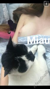 snap-de-cul-fille-du-60-a-poil