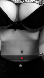 snap-de-cul-fille-du-83-a-poil